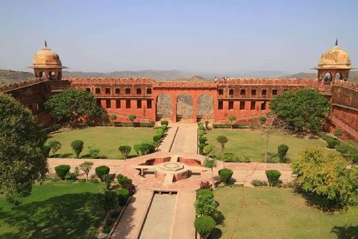 Discover the Fairytales of Rajasthan - Jaipur day Tour for Forts