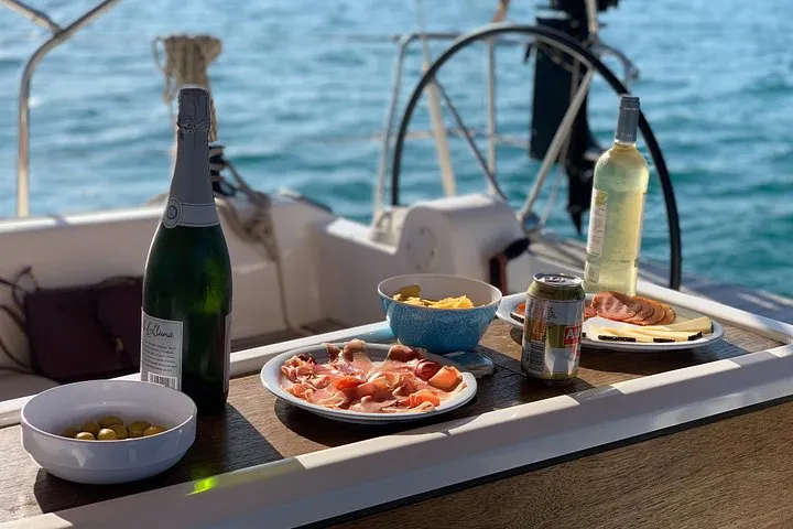 Barcelona Sailing: Light Snacks & Open Bar with Private Option