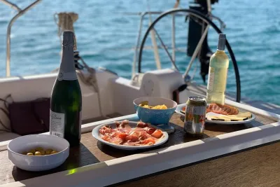 Barcelona Sailing: Light Snacks & Open Bar with Private Option