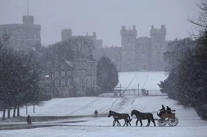 Windsor, Oxford and Avebury's Stone Circle with Christmas Lunch
