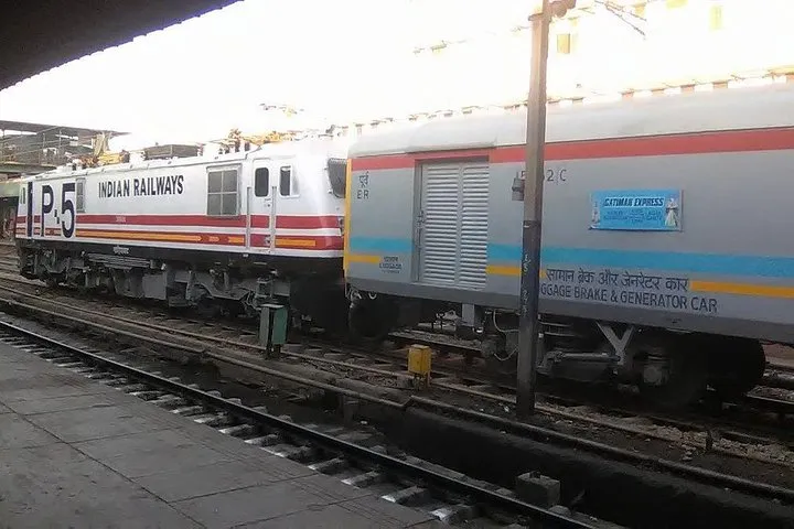 Taj Mahal Tour by Superfast Gatimaan Express Train