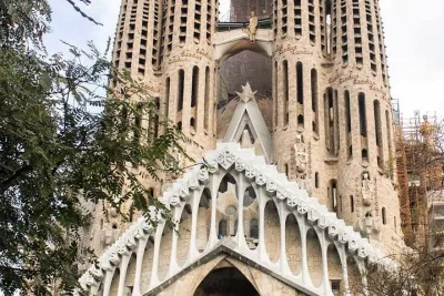 Barcelona Fast Track Guided Tour Sagrada Familia Tour with Access
