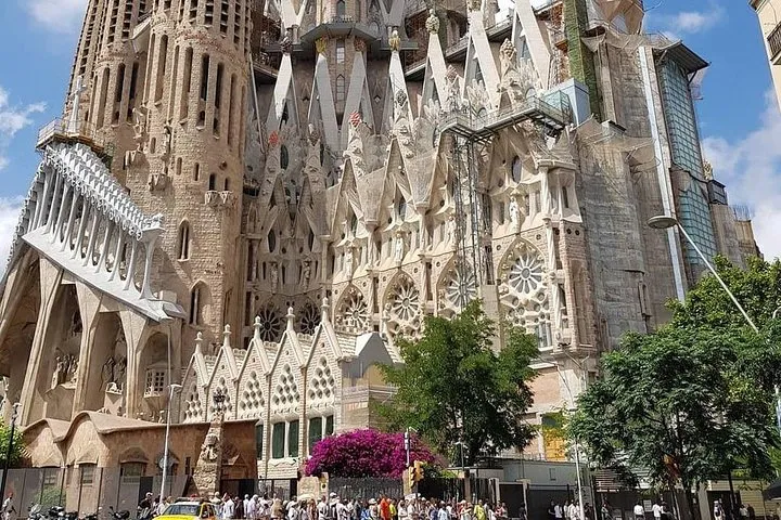 Private Gaudí Bike Tour & Sagrada Família Skip-the-Line Entry