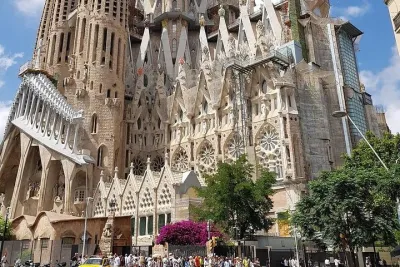 Private Gaudí Bike Tour & Sagrada Família Skip-the-Line Entry