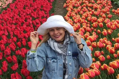 Keukenhof Flowerfields & Countryside PrivateTour in Jaguar S-Type