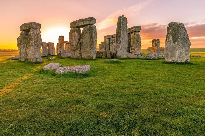 London: Private Tour to Stonehenge and Highclere Castle