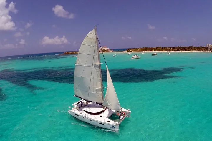 Deluxe Isla Mujeres sailing tour with sunset