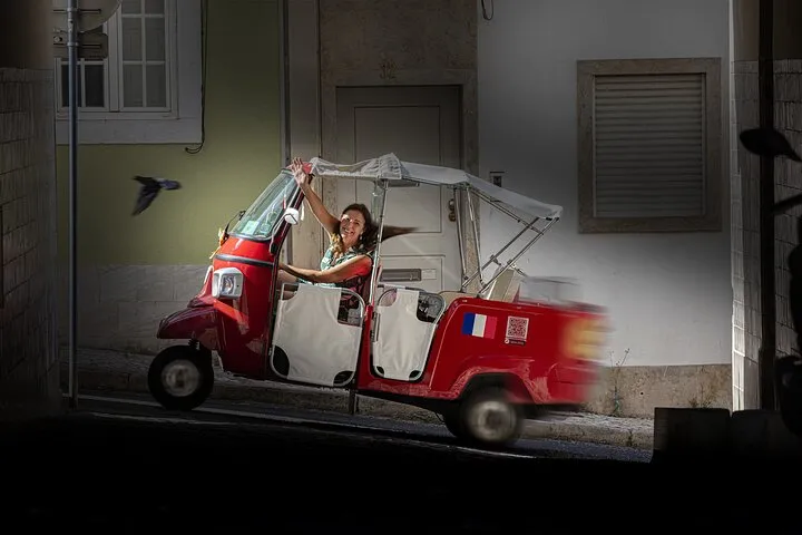 1 hour in Tuk Tuk to access the famous viewpoints of Lisbon