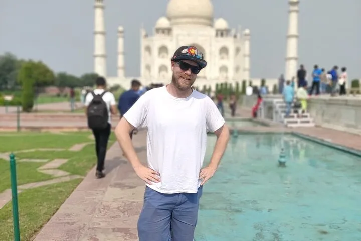 Skip-the-Line Taj Mahal Entrance Ticket with guide and Car