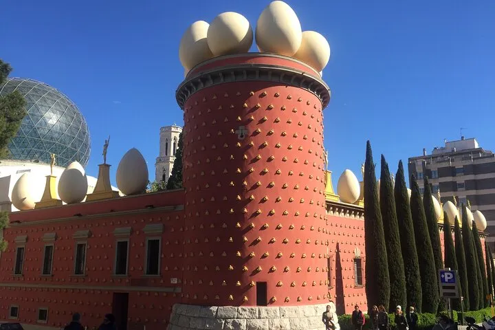 Round-Trip transfer: Dalí Museum in Figueres with lunch(optional)