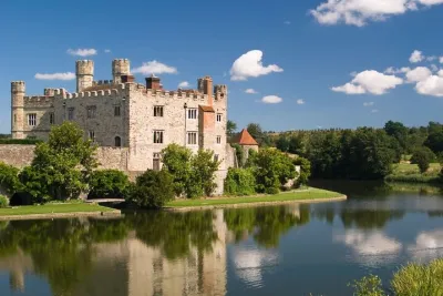 Leeds Castle, Cliffs of Dover and Canterbury Day Trip from London with Guided Cathedral To...