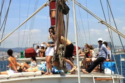 1,5 Hour sunset Tour on a Historical Boat with music DJ &, drinks