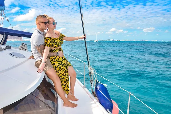 Discover Isla Mujeres in Catamaran. Buffet, Open Bar and Snorkel
