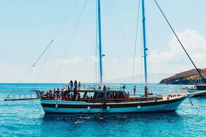 Athens: Full-Day Island Hopping Cruise with Lunch and Swimming