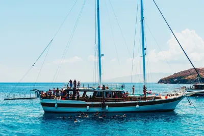 Athens: Full-Day Island Hopping Cruise with Lunch and Swimming