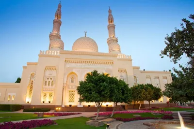 A Guided Tour To Quranic Park and Jumeirah Mosque With Transfer
