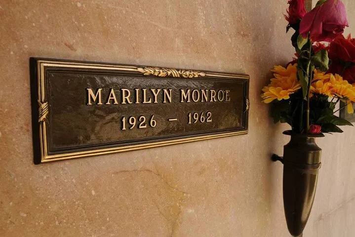 Hollywood Chills 3-Hour Tour: Celebrity Scandals and Cemeteries