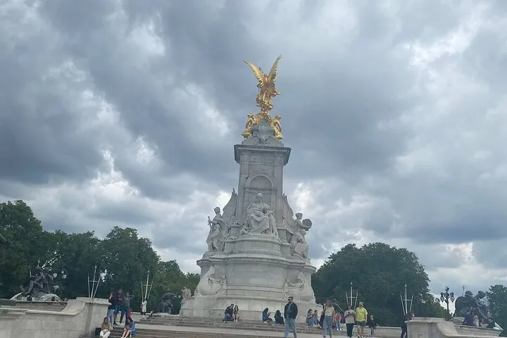Iconic Half Day Walking Tour - See London Sites