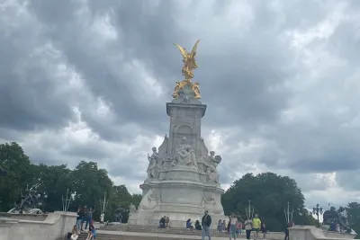 Iconic Half Day Walking Tour - See London Sites