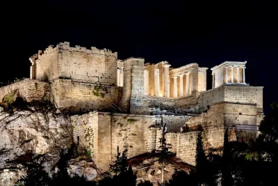 Night Tour of the City of Athens with Guide in Spanish