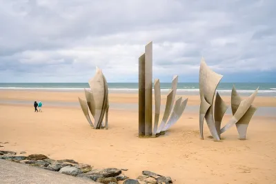 Normandy D-Day Tour: Omaha Beach, Pointe du Hoc & Cemetery