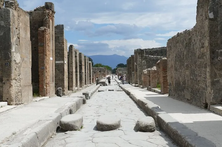 Private Pompeii & Naples by train from Rome