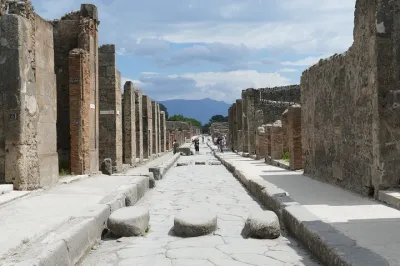 Private Pompeii & Naples by train from Rome