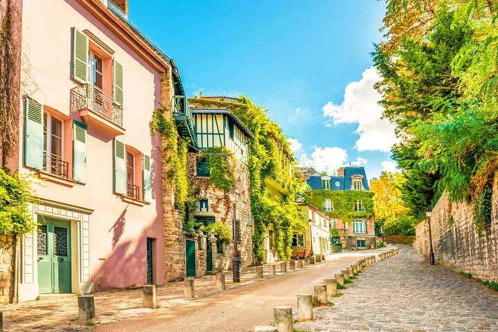 Paris Montmartre Self-Guided Walking Tour & Scavenger Hunt