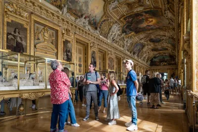 Paris Louvre Museum: Small Group Guided Highlights Tour