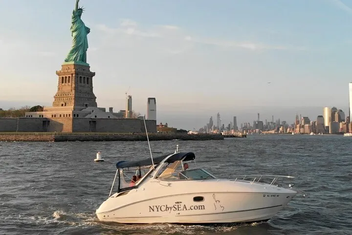 Best Private Luxury Sunset Boat Tour in New York City - 1 Hour