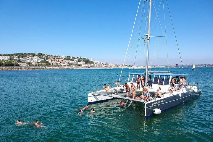 Boat Party in Lisbon with open bar, music and dives