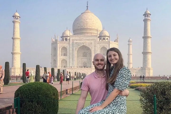From Mumbai: Overnight Taj Mahal Tour with Flight & Hotel