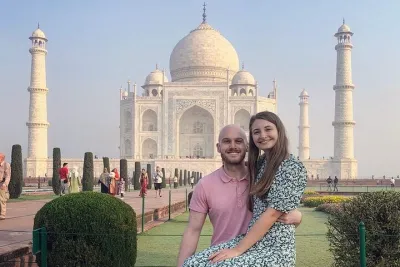 From Mumbai: Overnight Taj Mahal Tour with Flight & Hotel