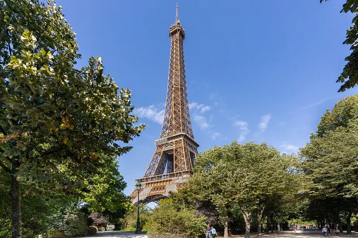 Paris: Eiffel Tower Guided Tour by Elevator