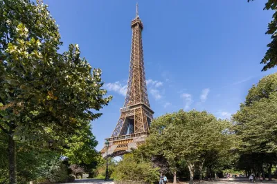 Paris: Eiffel Tower Guided Tour by Elevator
