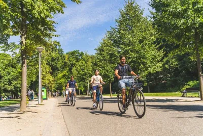 Amsterdam Small-Group Bike Tour With Canal Cruise, Drinks, Cheese