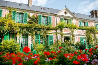 Giverny Monet's Home & Versailles Palace Day Trip from Paris