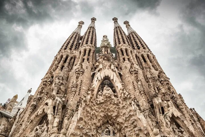 Barcelona: Sagrada Familia Guided Tour with Fast Track Access