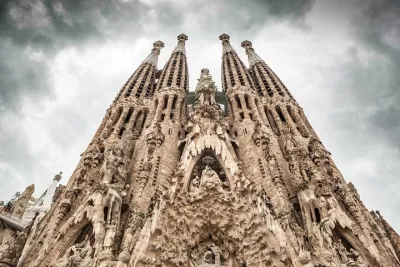 Barcelona: Sagrada Familia Guided Tour with Fast Track Access