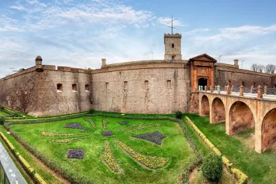 Skip-the-line Montjuïc Castle Tour with a Cable Car Ride