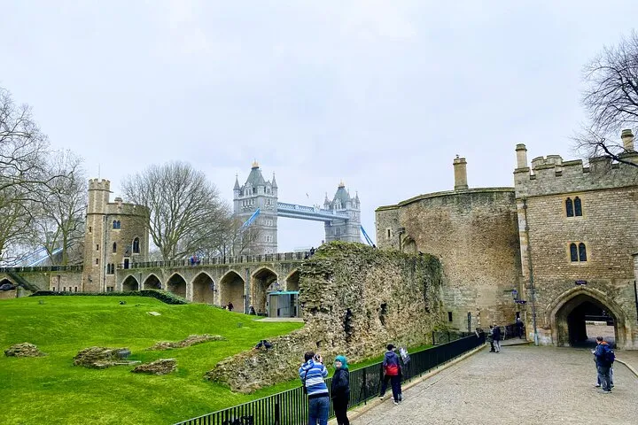 Private Guided Tour of London Highlights in Executive Vehicle
