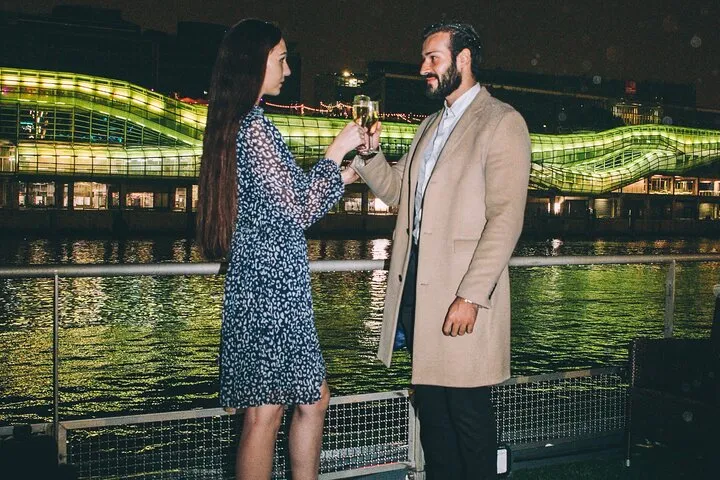 Seine River Dinner Cruise with Live Singer by VIP Yacht de Paris