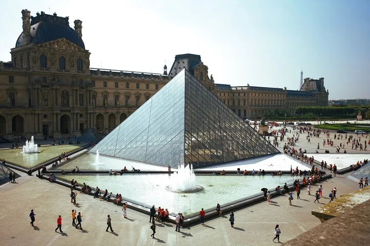 Louvre Museum Private Guided Tour with Access