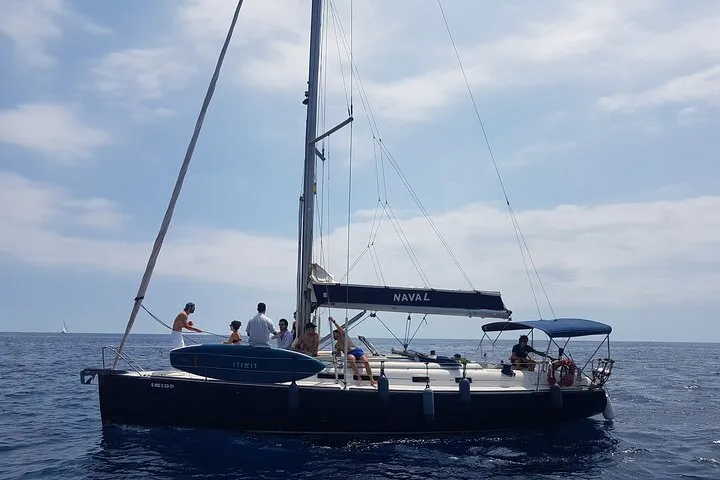 Sunset sailing tour in Barcelona + snacks and free cava