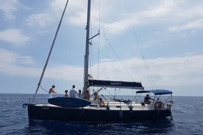 Sunset sailing tour in Barcelona + snacks and free cava