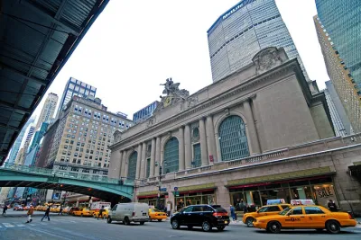 New York City: Elf Movie Sites 2-Hour Private Guided Tour by Car