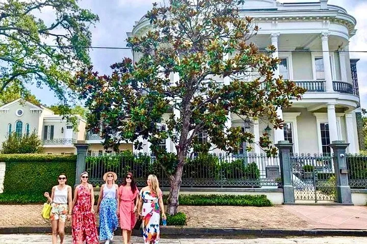 Garden District: Mansions, Money & Mayhem Walking Tour