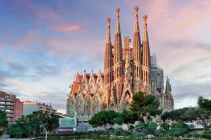 Sagrada Familia Complete Guided Tour with Skip-the- Line Entry