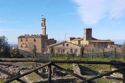 Private Food and Walking Tour in San Gimignano and Volterra