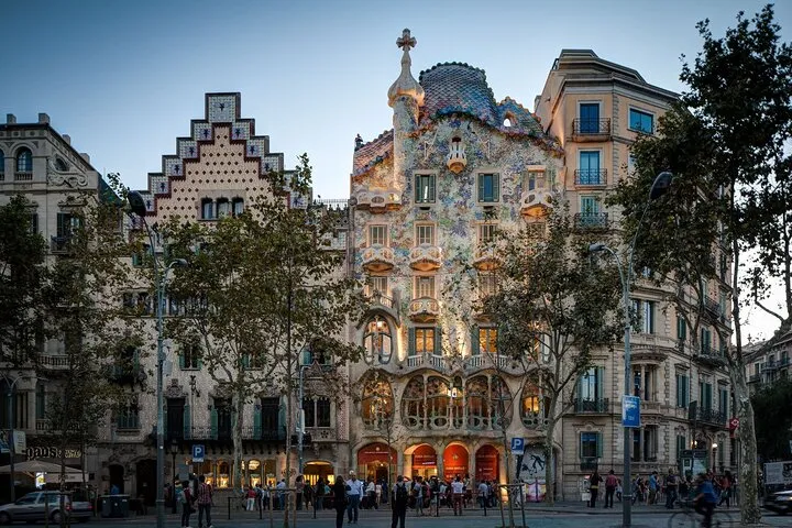 Barcelona: Gaudí, Tapa, Drink & Hidden Architectural Gems